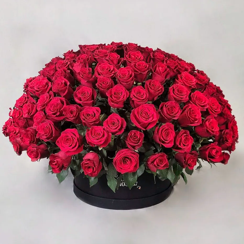 200 წითელი ვარდი შავ ყუთში